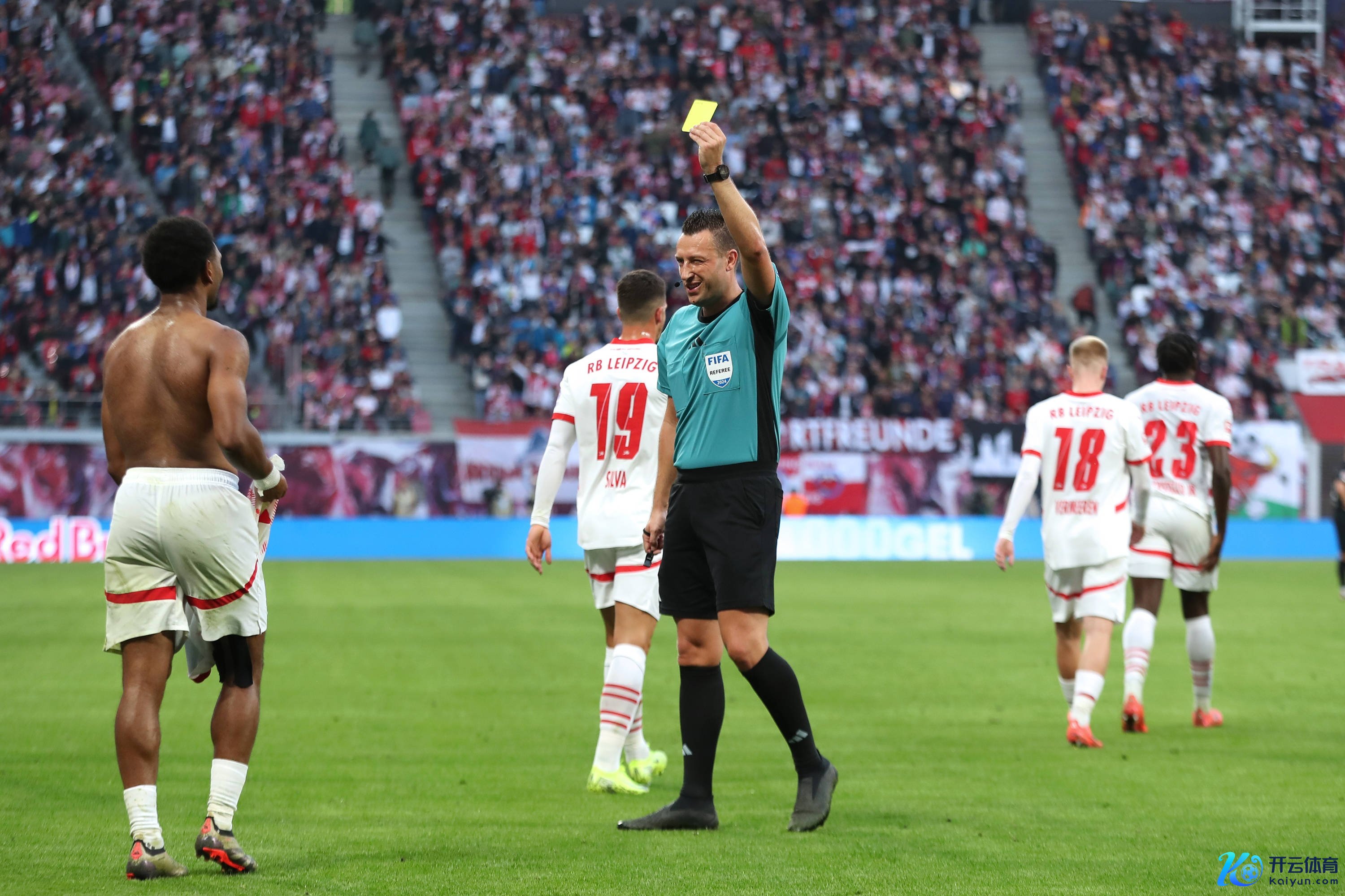 图片报:34岁主裁雅布隆斯基吹罚多特vs拜仁,他初度王法国度德比