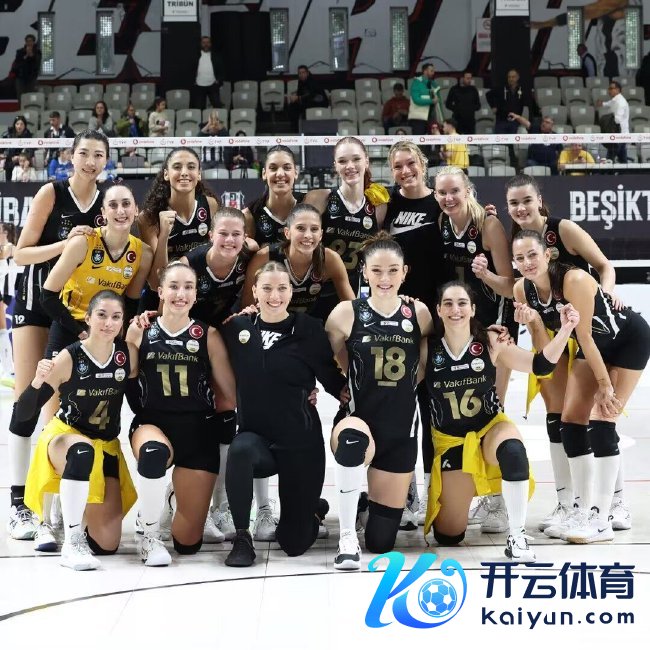 瓦基弗银行女排3-0打败贝西克塔斯后合影