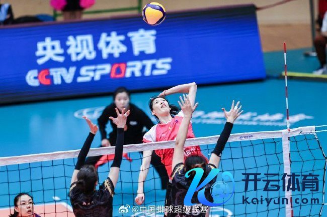 天津渤海银行女排主攻李盈莹扣球